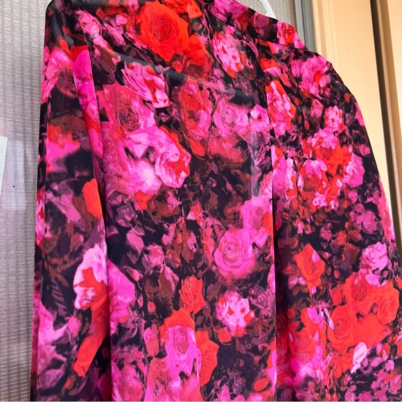 Steve Madden NWT Pink Red Rose Printed top V-neck. Scrunched Sleeve. Size  XS - Picture 15 of 16